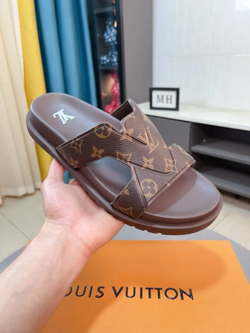 Men's shoes 💰360🌹🌹 (lv-Louis Vuitton) new men's sandals, high-end boutique, exquisite embossed logo decoration on the upper, fine workmanship, super soft soles, casual, loose and comfortable, a must-have in summer! \nsize：38-44